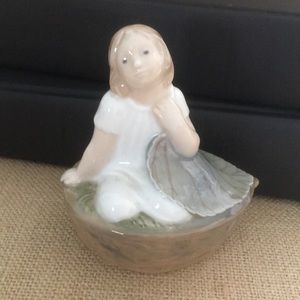 Royal Copenhagen/Thumblina(4374)Girl in walnut